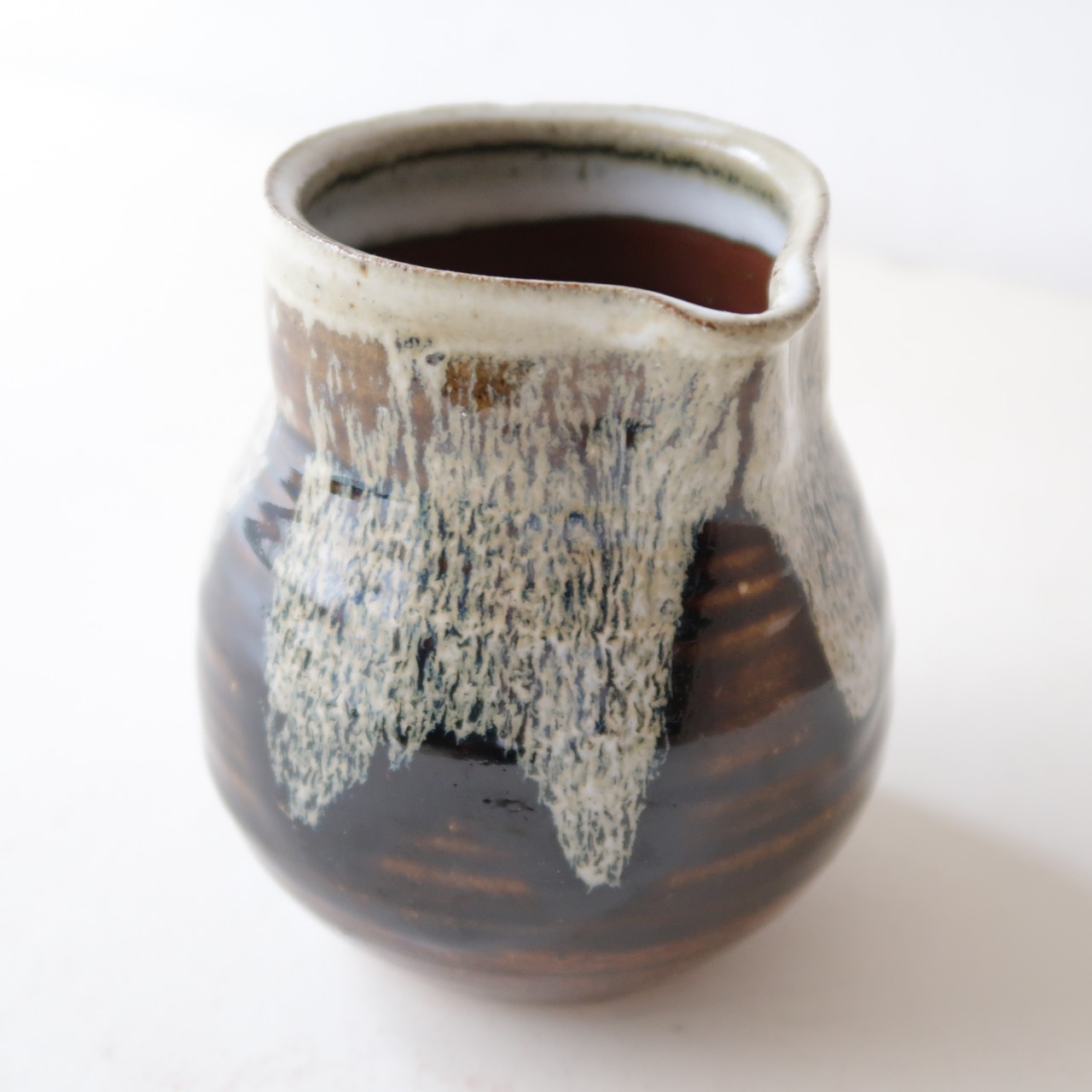 コーヒーにミルクをたらしたようなジャグ