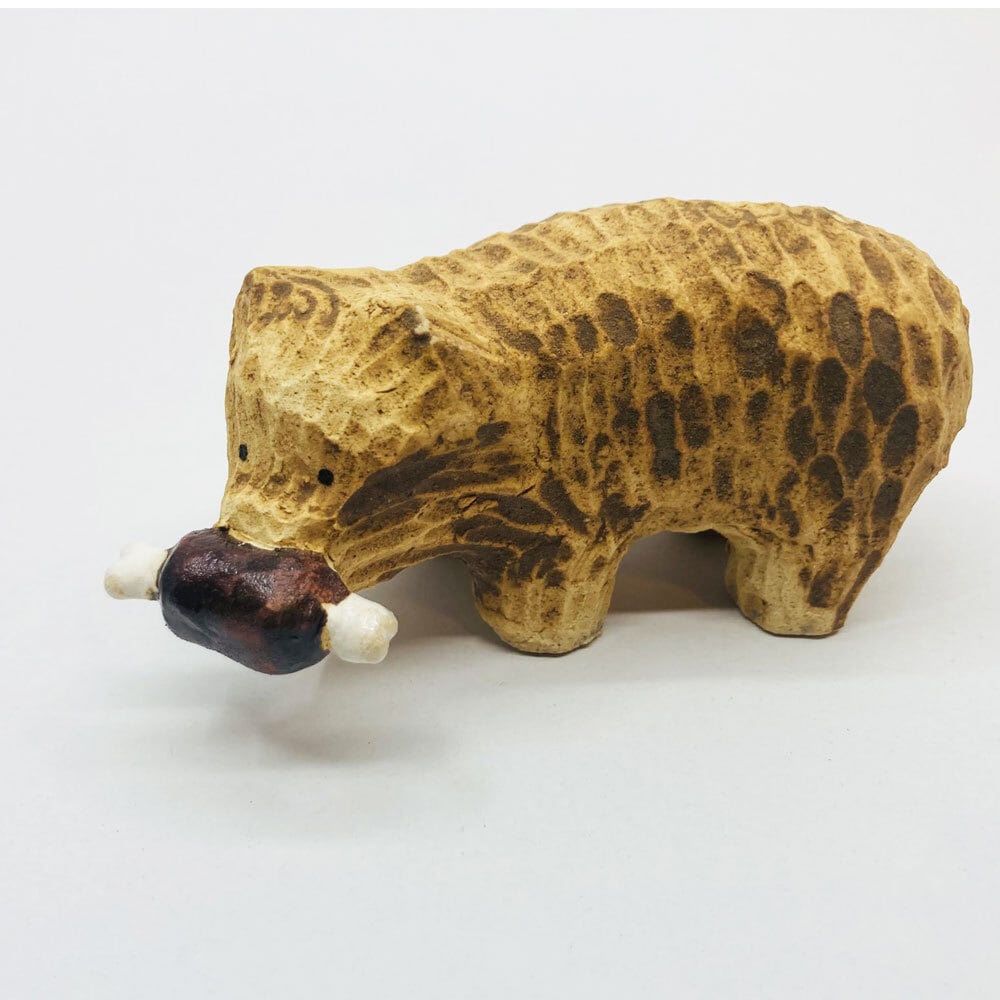 木彫り熊（かまぼこ）の置き物 / すずきたまみ / 陶芸作品 | ヤマトと
