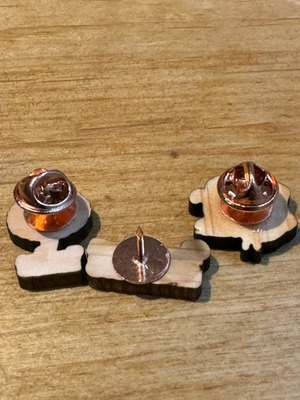 対馬ヒノキのピンバッジ【オーダーメイド】お好きな名入れやロゴ入れ可 | ノベルティ イベント販促品 森林未利用材 木製 オリジナル ギフト 日本製