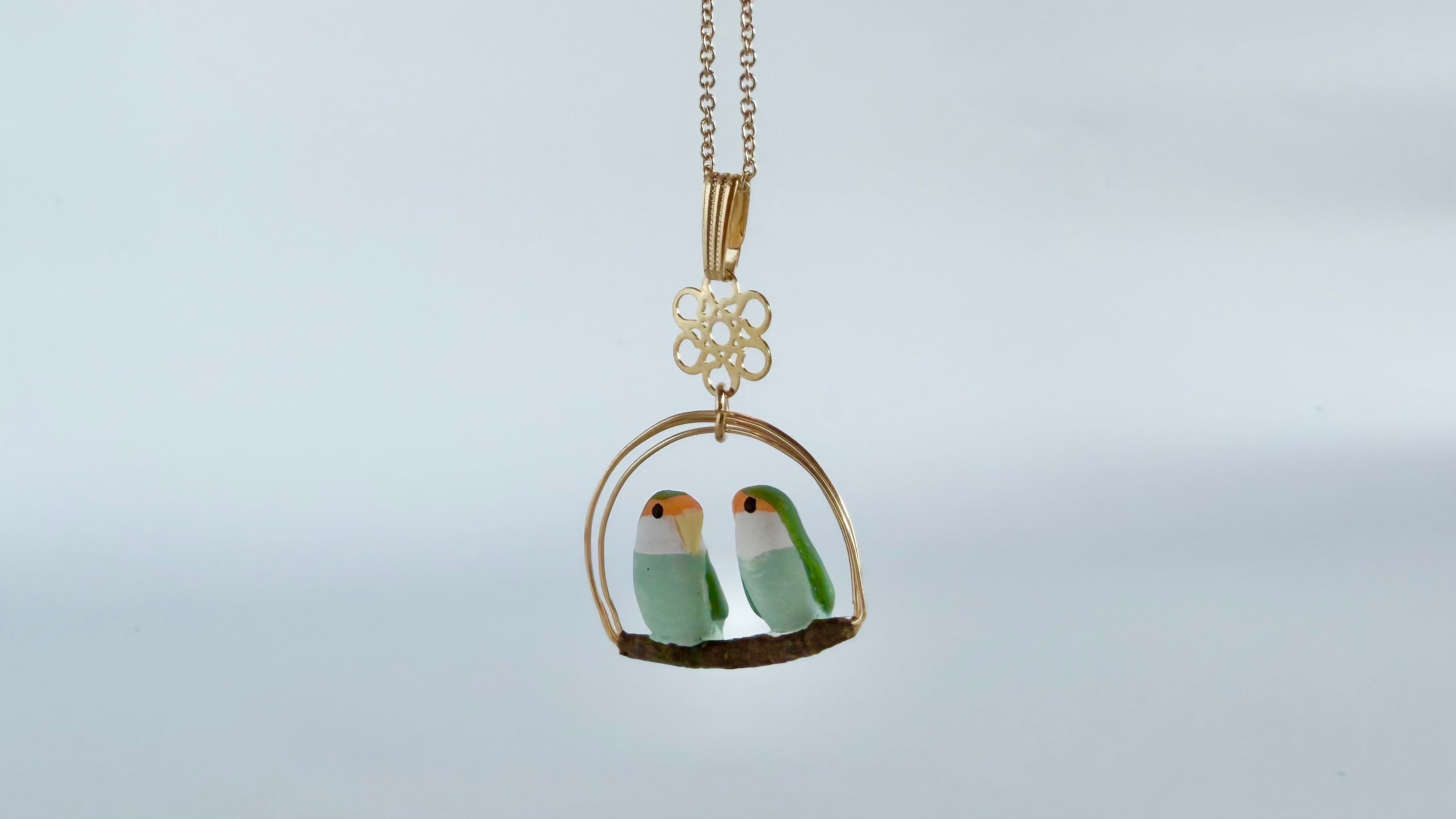 枝2羽乗りコザクラインコ(シーグリーン)のペンダント