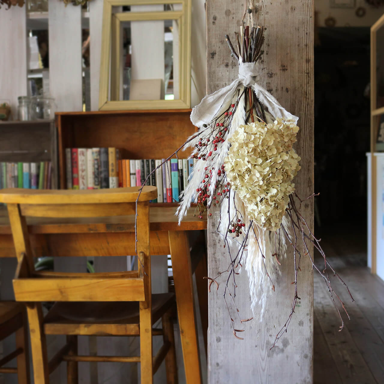 【 1点もの 丈約60cm 】富良野産白樺の枝と赤いバラの実 アジサイの大きめスワッグ * ドライフラワー / 冬 ブーケ クリスマス スワッグ インテリア 開店祝い プレゼント 誕生日 ギフト クリスマス飾り ナチュラル かわいい ボタニカル おしゃれ