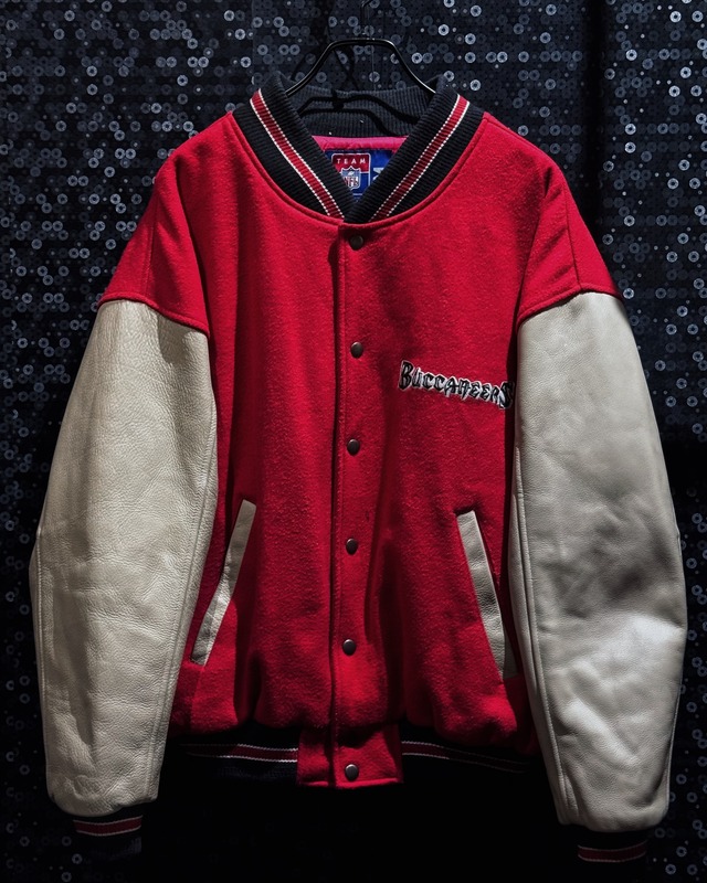 【ÆIEM】NFL TEAM APPAREL Tampa Bay Buccaneers Old Flag Logo Back Embroidery Red Wool × Cream Leather Sleeve Varsity Jacket