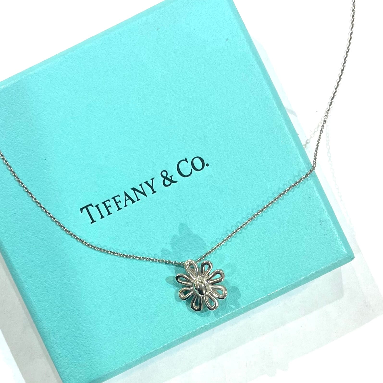 TIFFANY&CO.】2309 花咲く季節に。幸せ運ぶティファニーデイジー