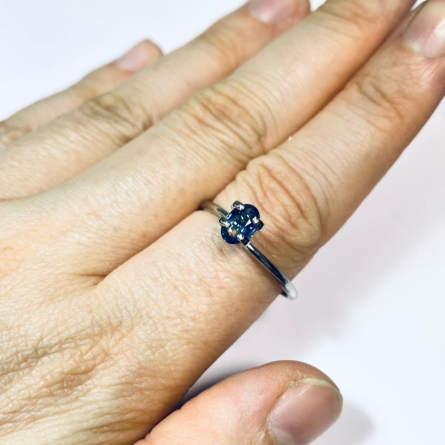 雪化粧の富士山　バイカラーサファイア