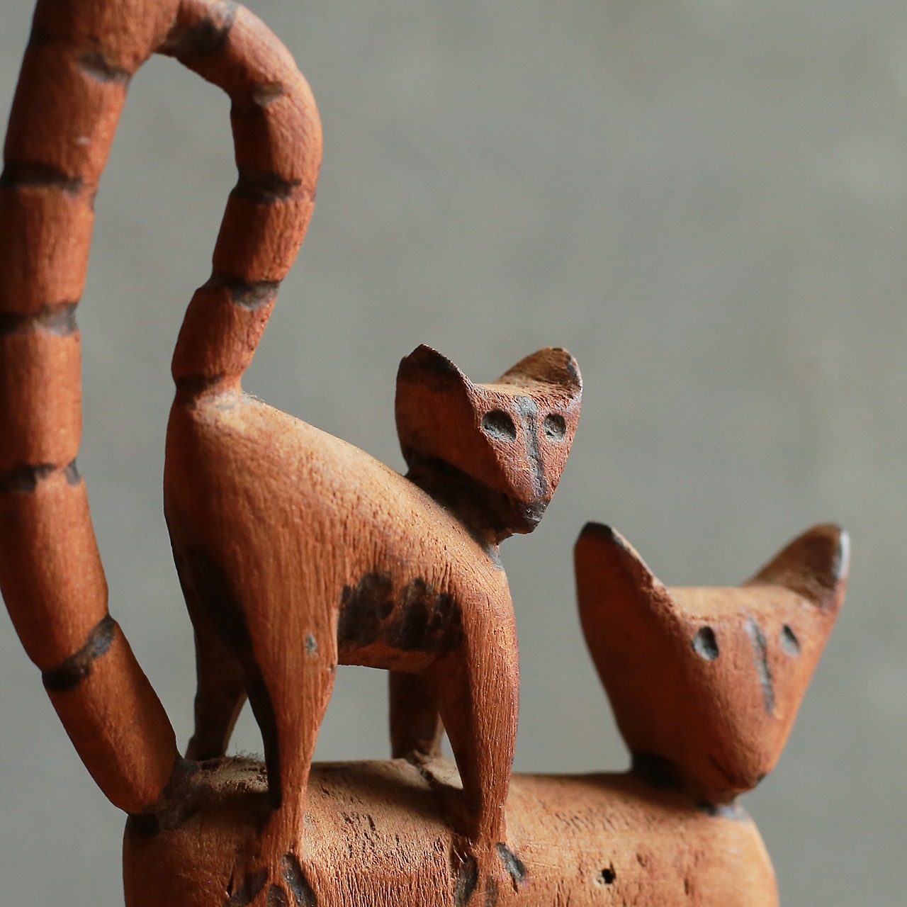 こちらを見つめる、味わい深い猫の親子