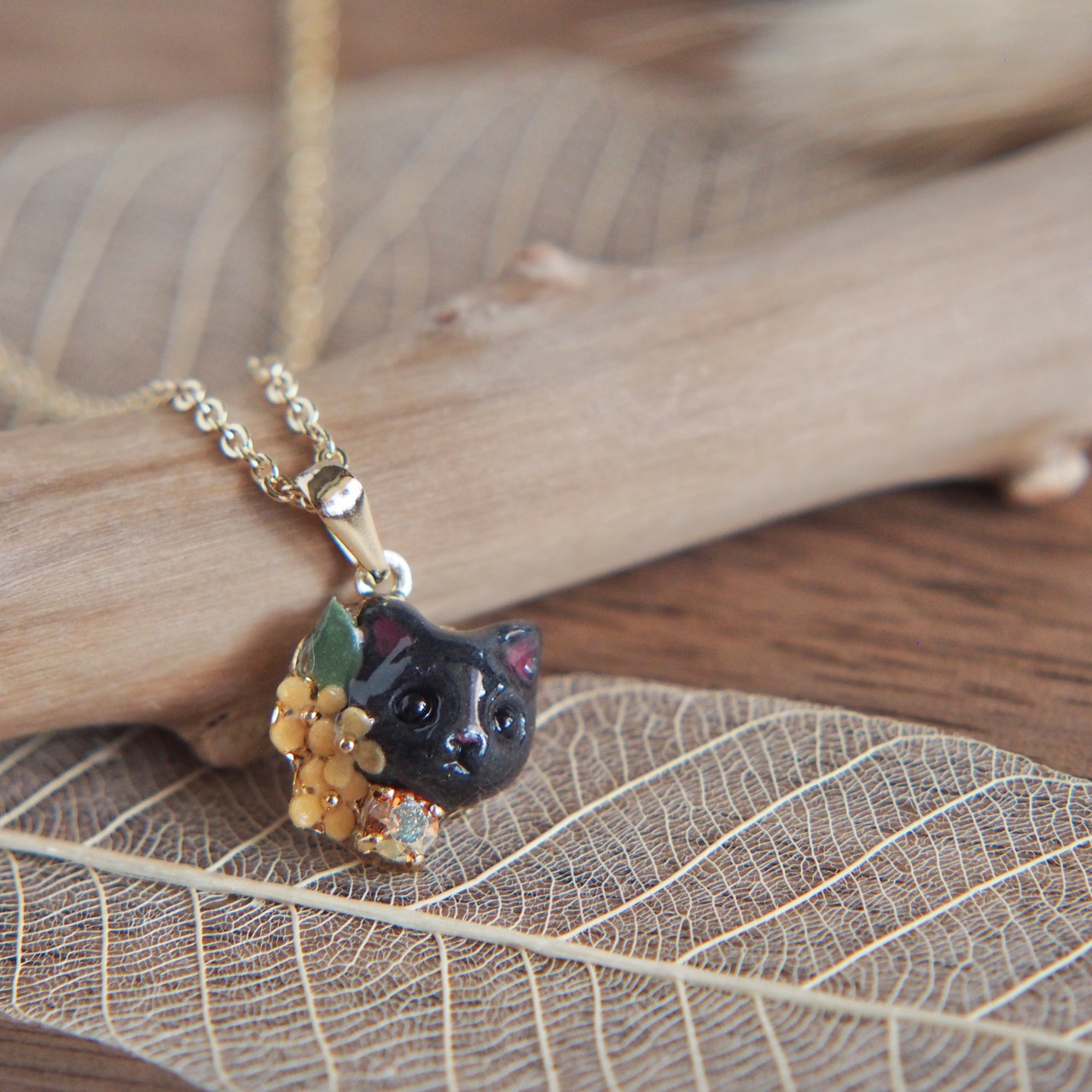 猫とキンモクセイネックレス