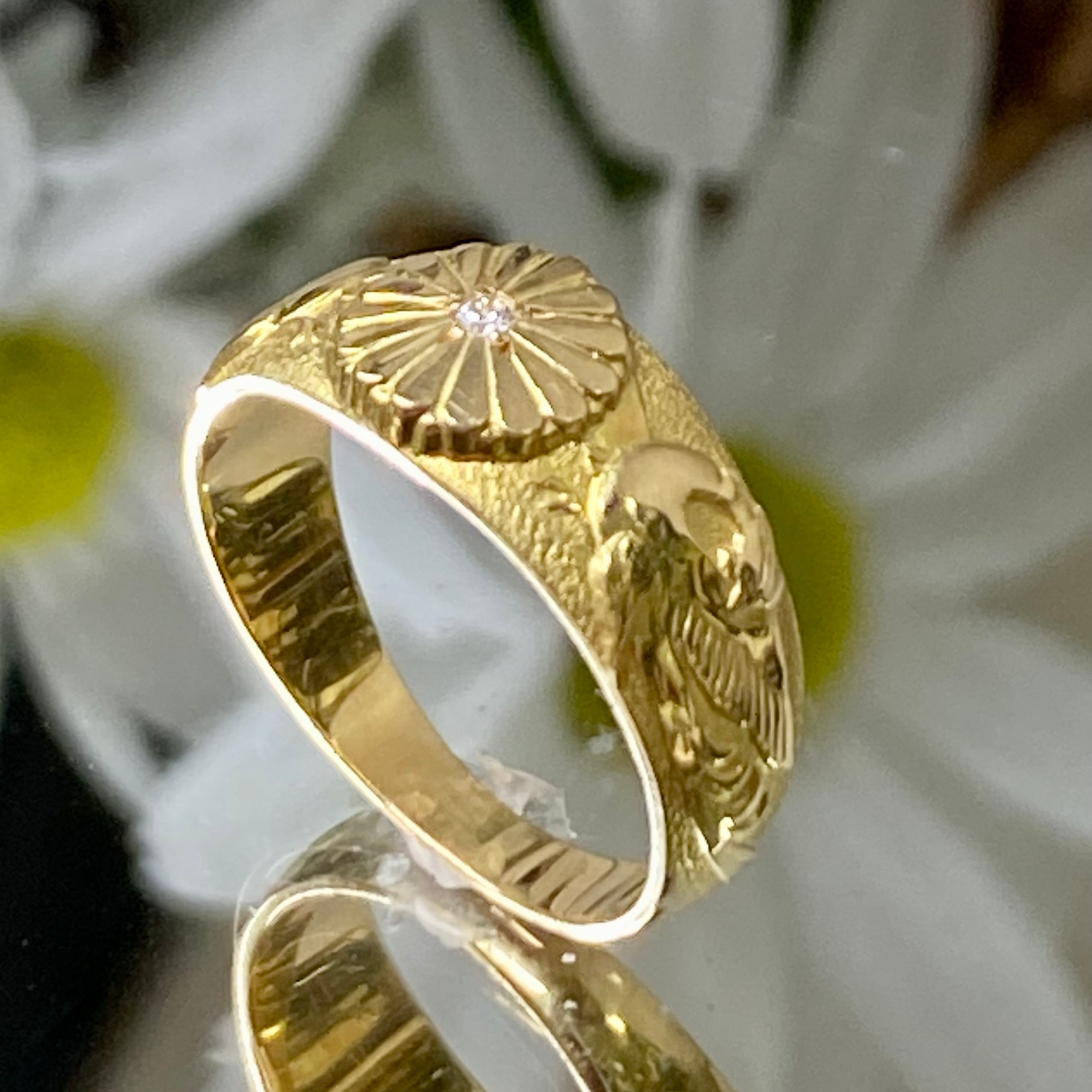 和の誇り】大輪の菊を両隣で讃える鳳凰の18金リング | デイジーリング