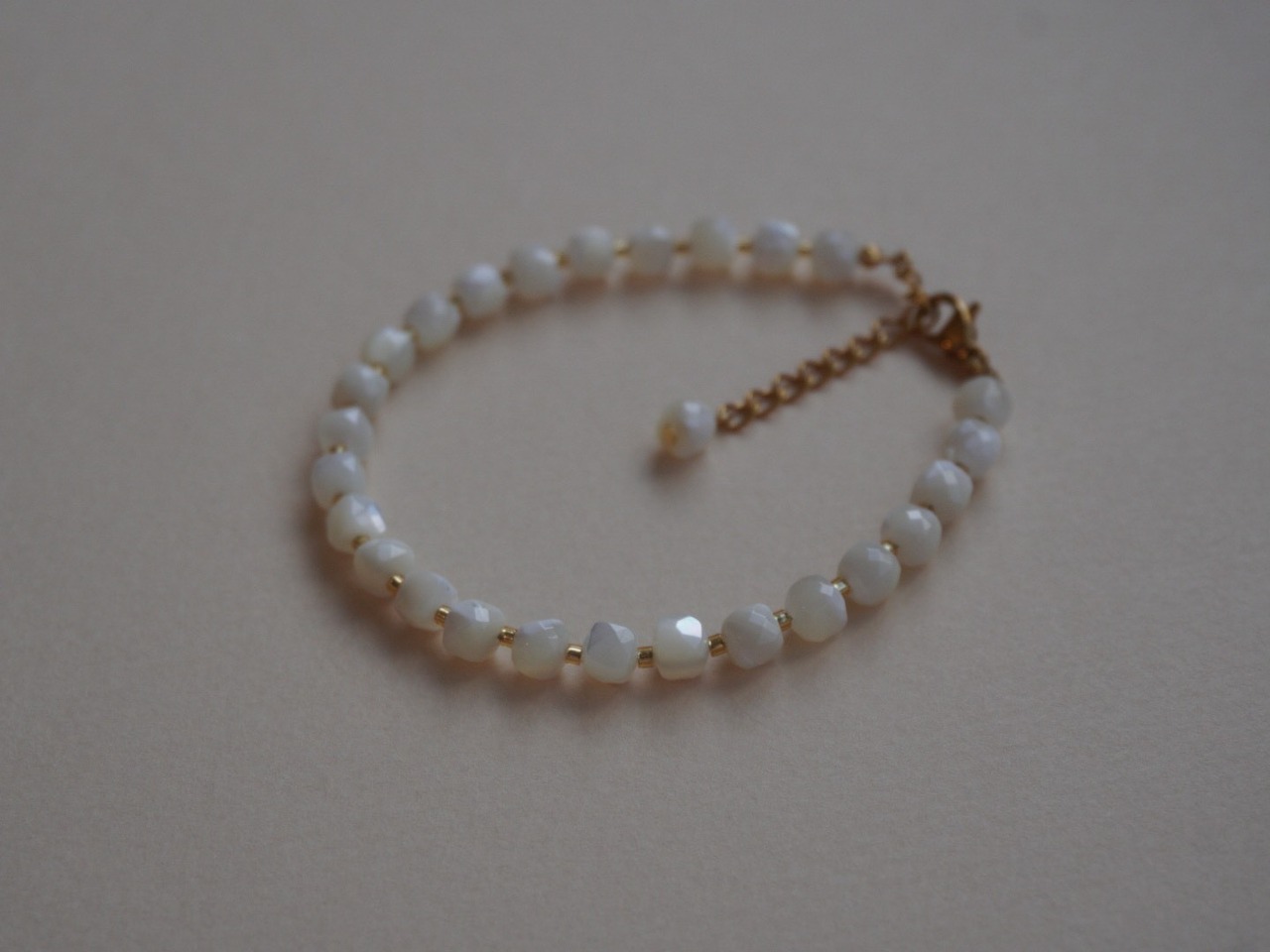 【 WAVE 】mother of pearl × glass beads bracelet