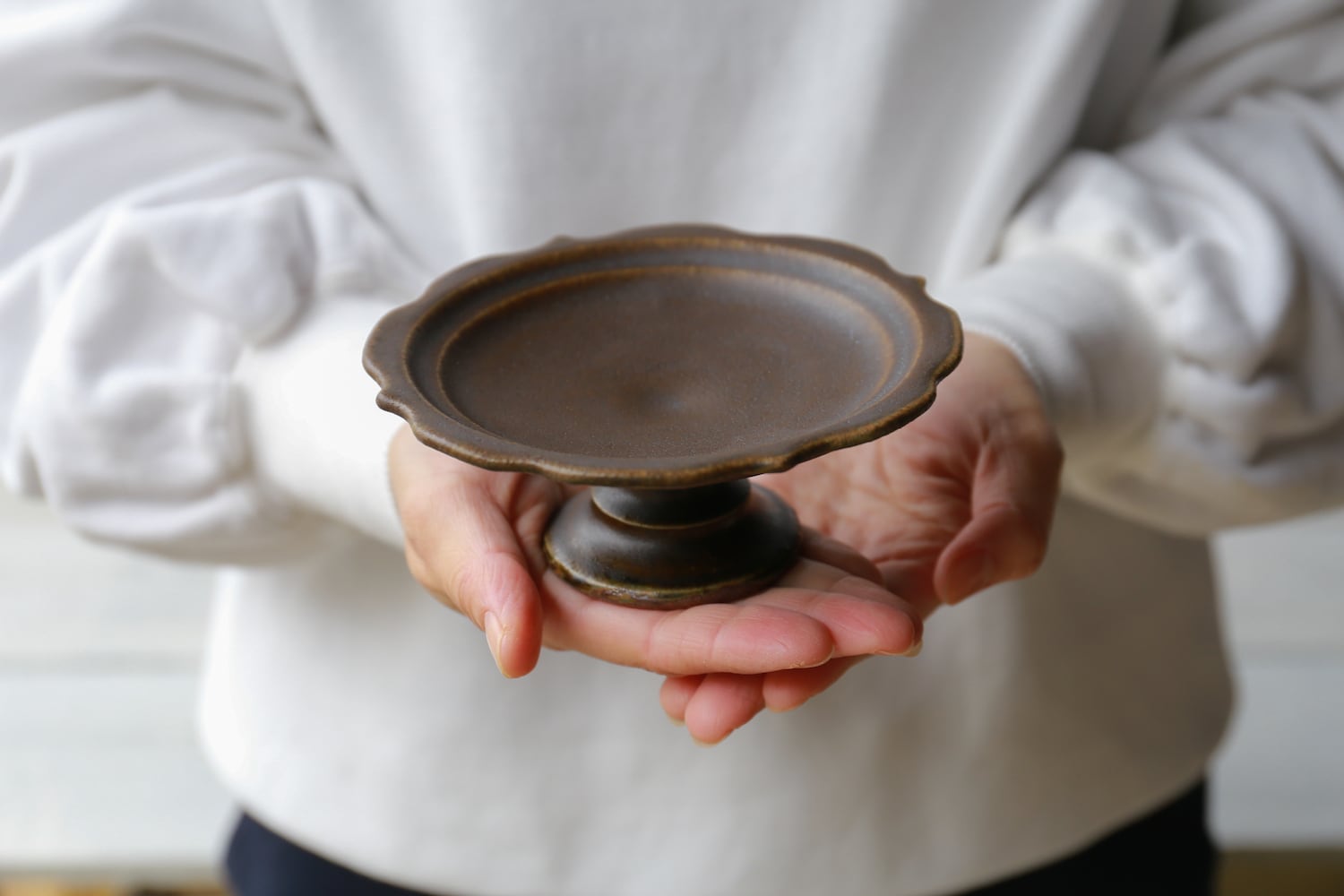 サビ釉 彫刻コンポート皿 中（13cm） | 古谷製陶所