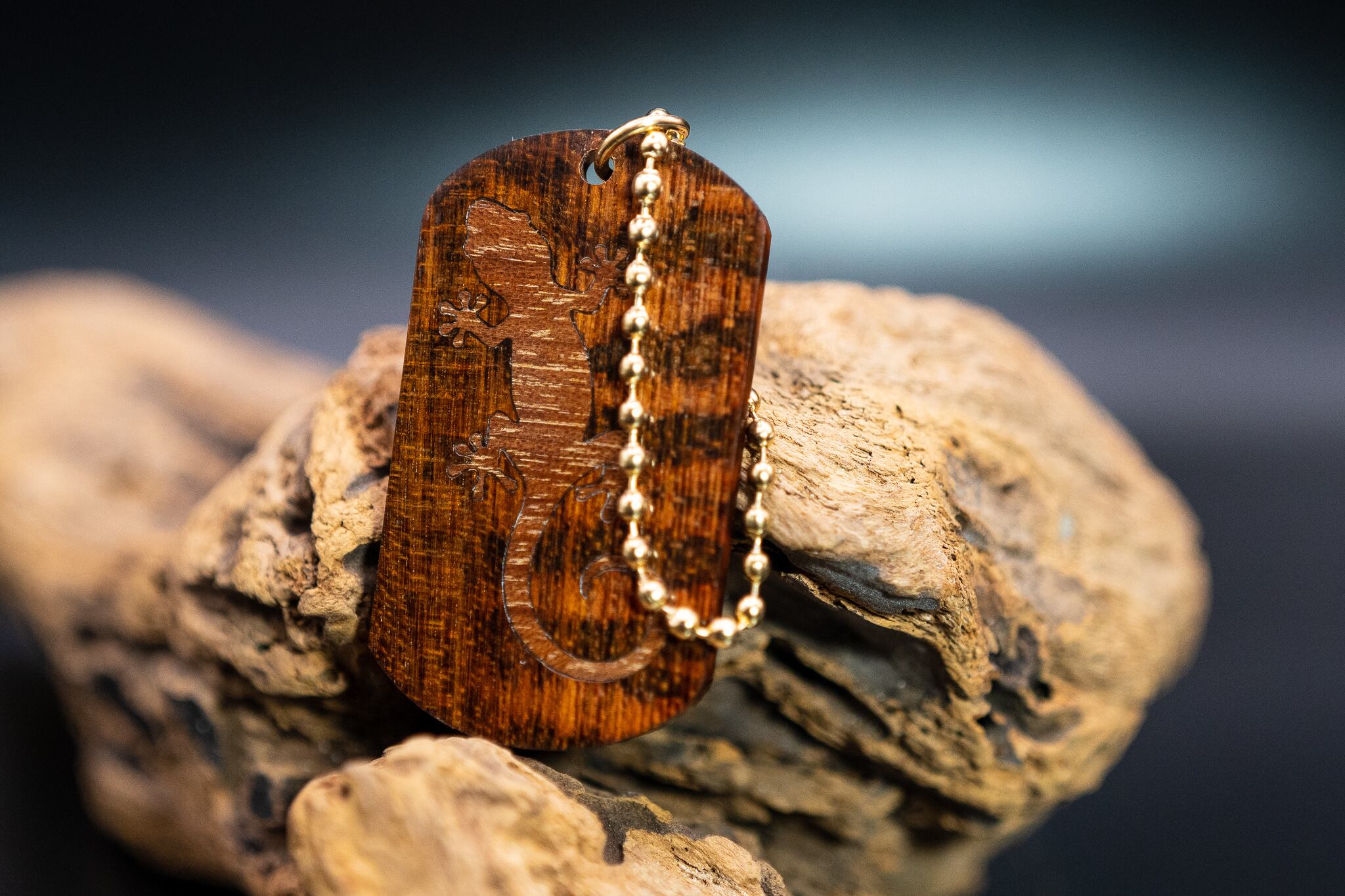 【 木のダイヤモンド 】スネークウッド ドッグタグ 象嵌 木登りトカゲ