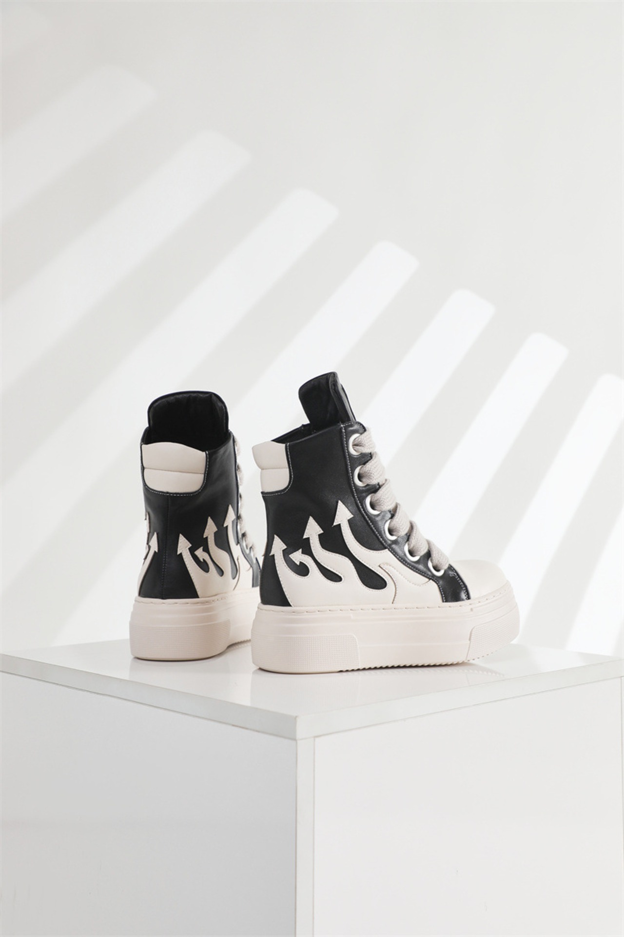 【通常発送】身長高見え設計｜主張しすぎないアロウハイカットスニーカー(SHS00051)