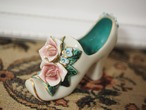 薔薇と勿忘草 陶器のヒールシューズ(欠けあり) 画像2