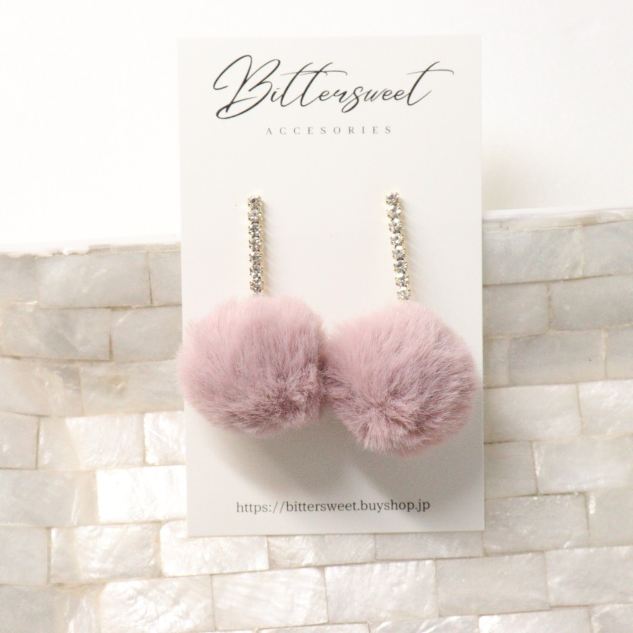 ふわふわファーのポンポンピアス 金アレ対応 デートにおススメのモテアイテム bittersweet