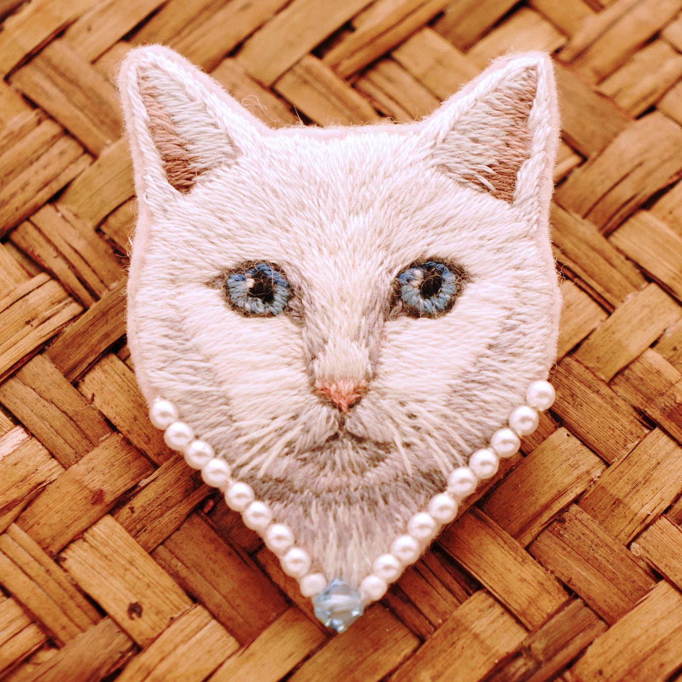 白猫の手刺繍ブローチ