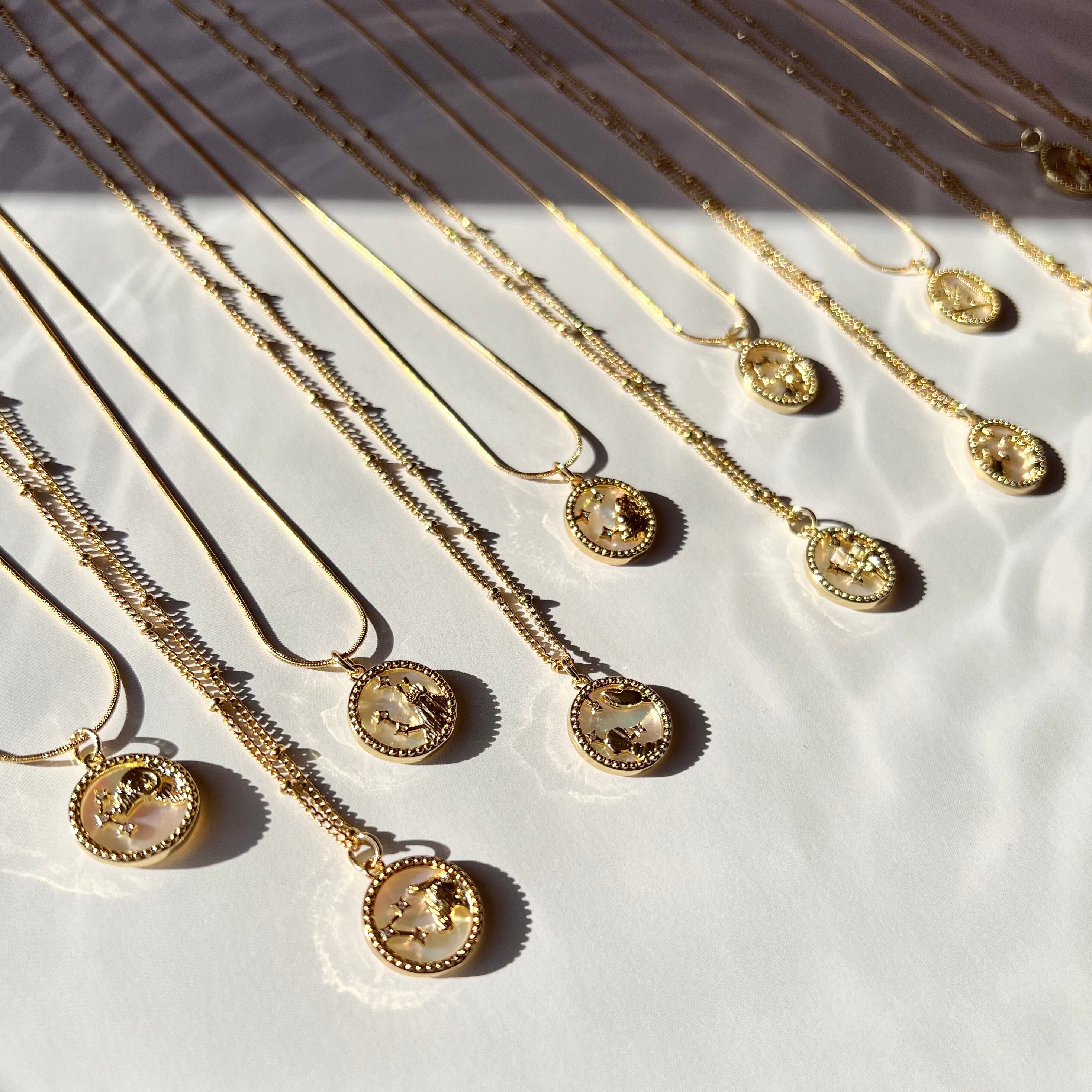 おひつじ座〉星座シェル コインネックレス 18KGPサージカルステンレス