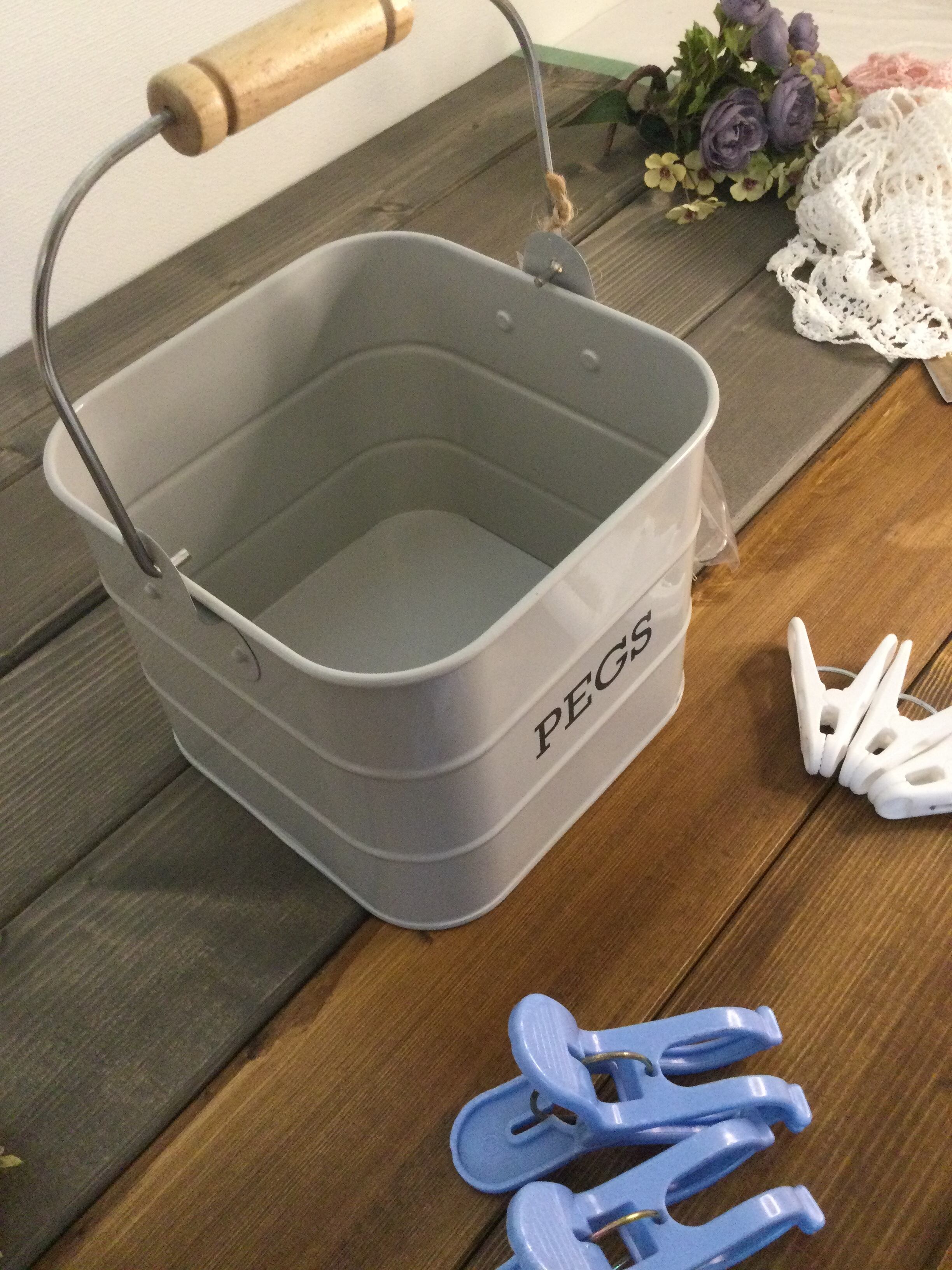 KitchenCraft Living Nostalgia - Hanging Metal Peg 洗濯バサミ入れ