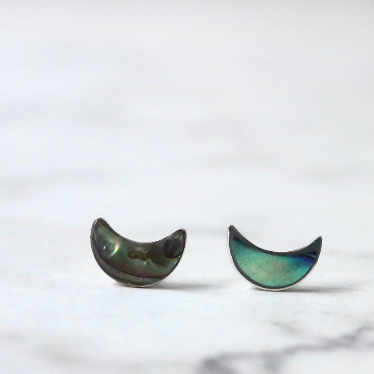 アバロンシェル　月ワンポイントピアス