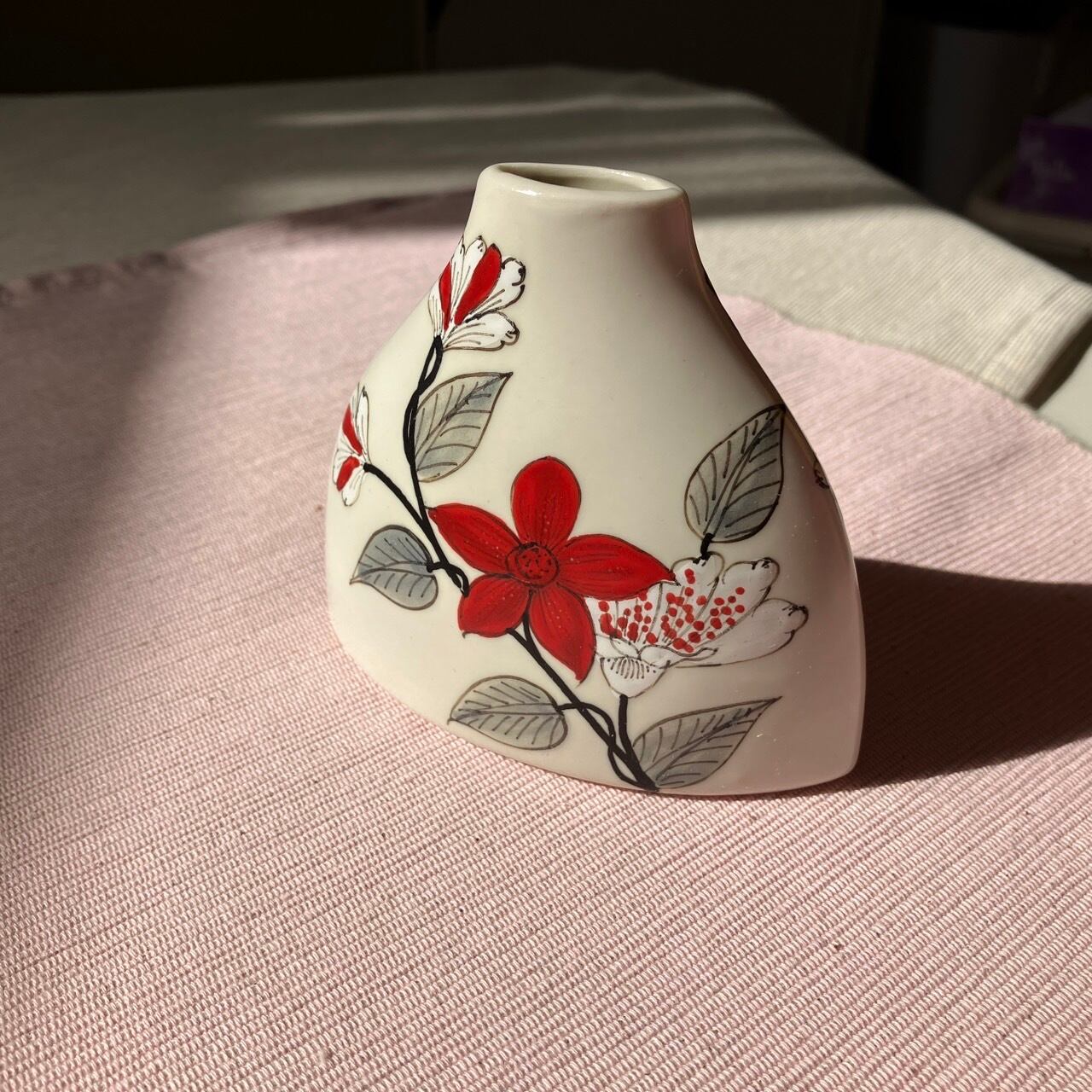 赤色と白色の葉模様の陶器花瓶 【公式通販】