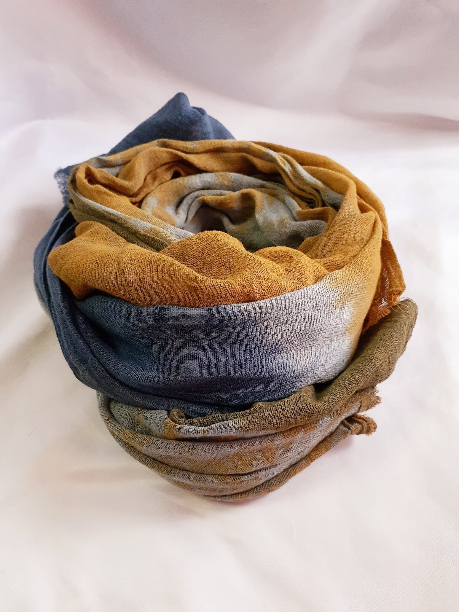 手染めのふんわりストール(藍染×ベンガラ染め)