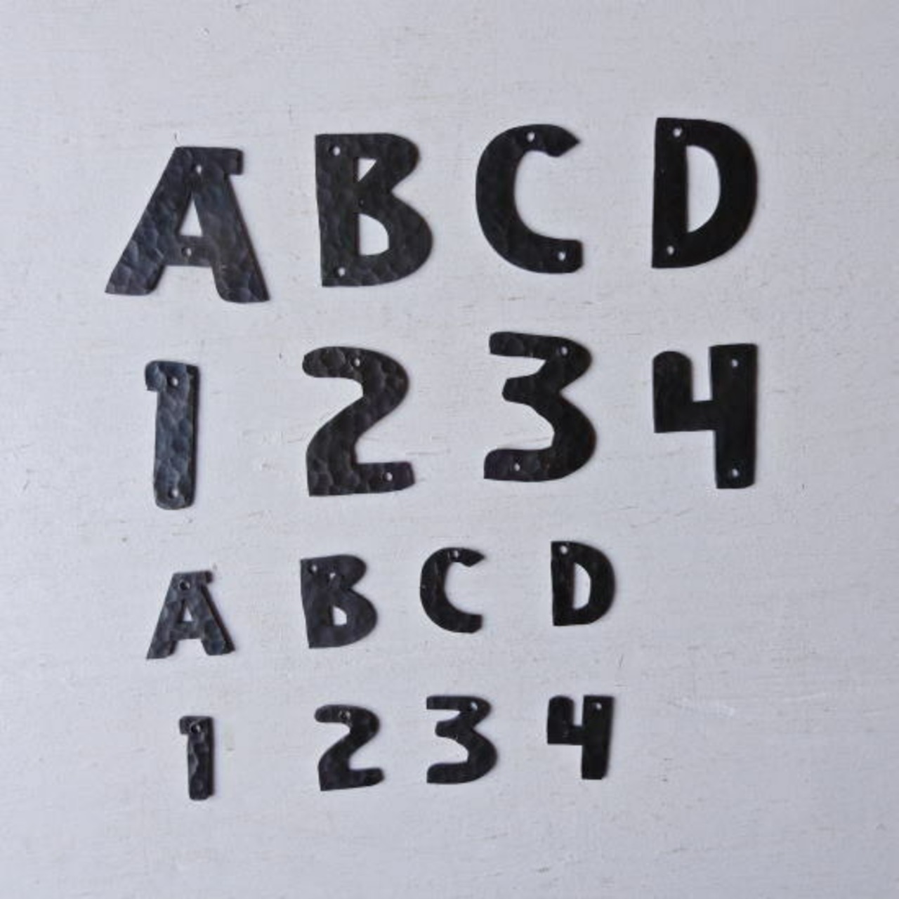 TOPANGA Zakka India Hammered Iron Alphabet Plate S 3cm Black 　インド　ハンマーアイアンアルファベットプレート　小　ブラック　看板　サインプレート　鉄　住所　店舗　表札　槌目