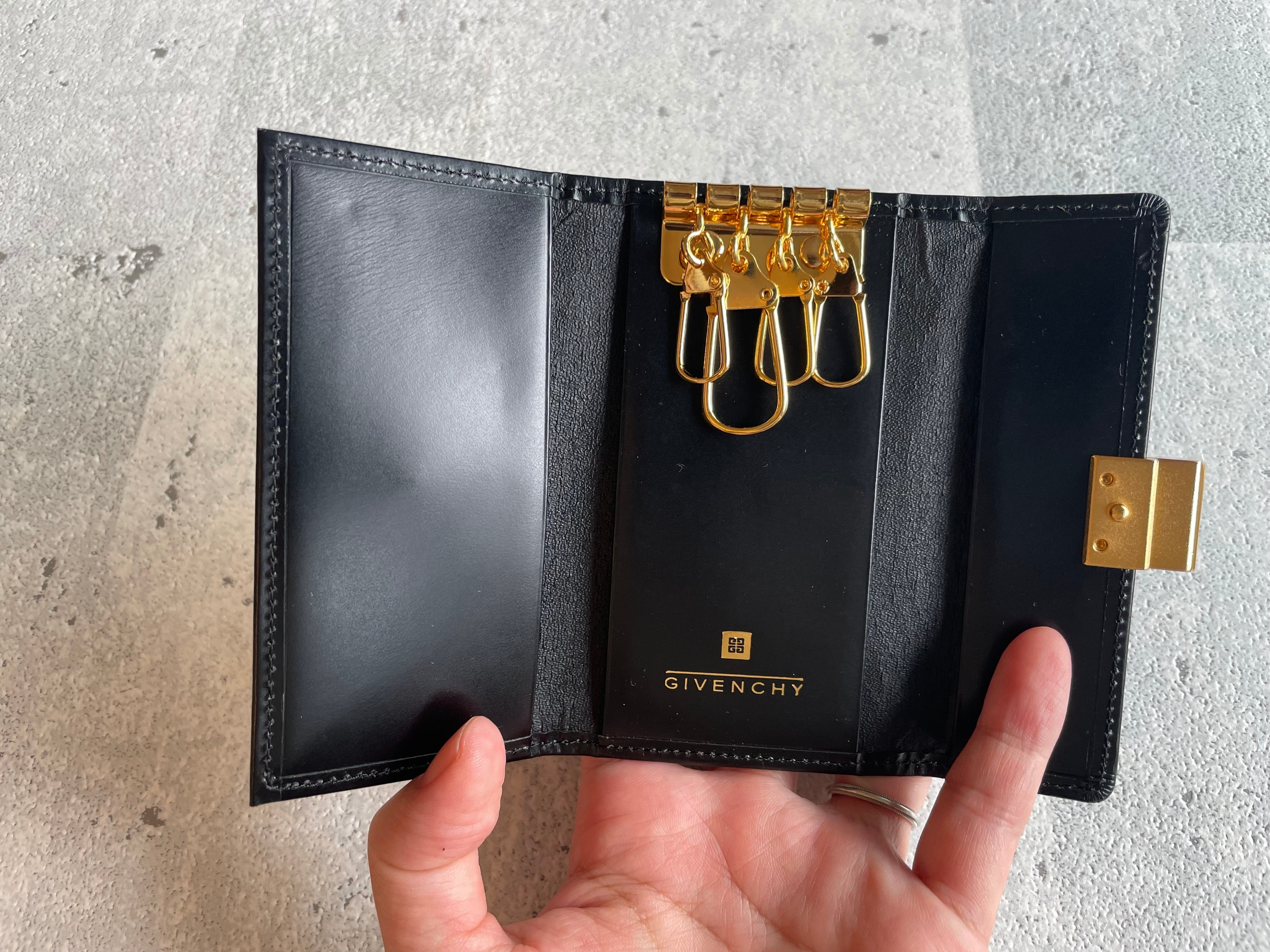 GIVENCHY ロゴフラップ キーケース ブラック | Petit luxe Vintage