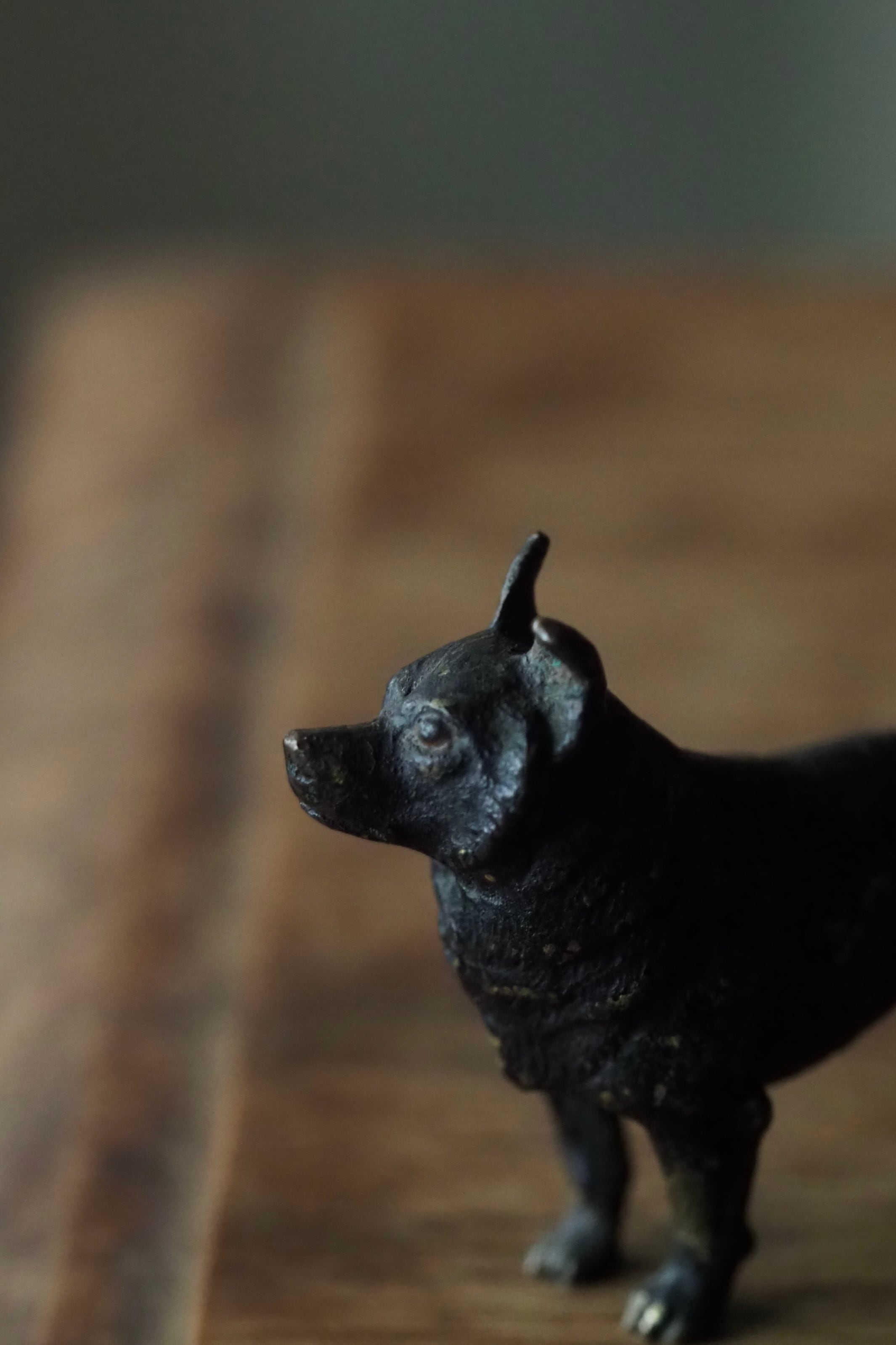 小さなワンコ、誰ぞ待つ-antique bronze dog objet | アンティーク