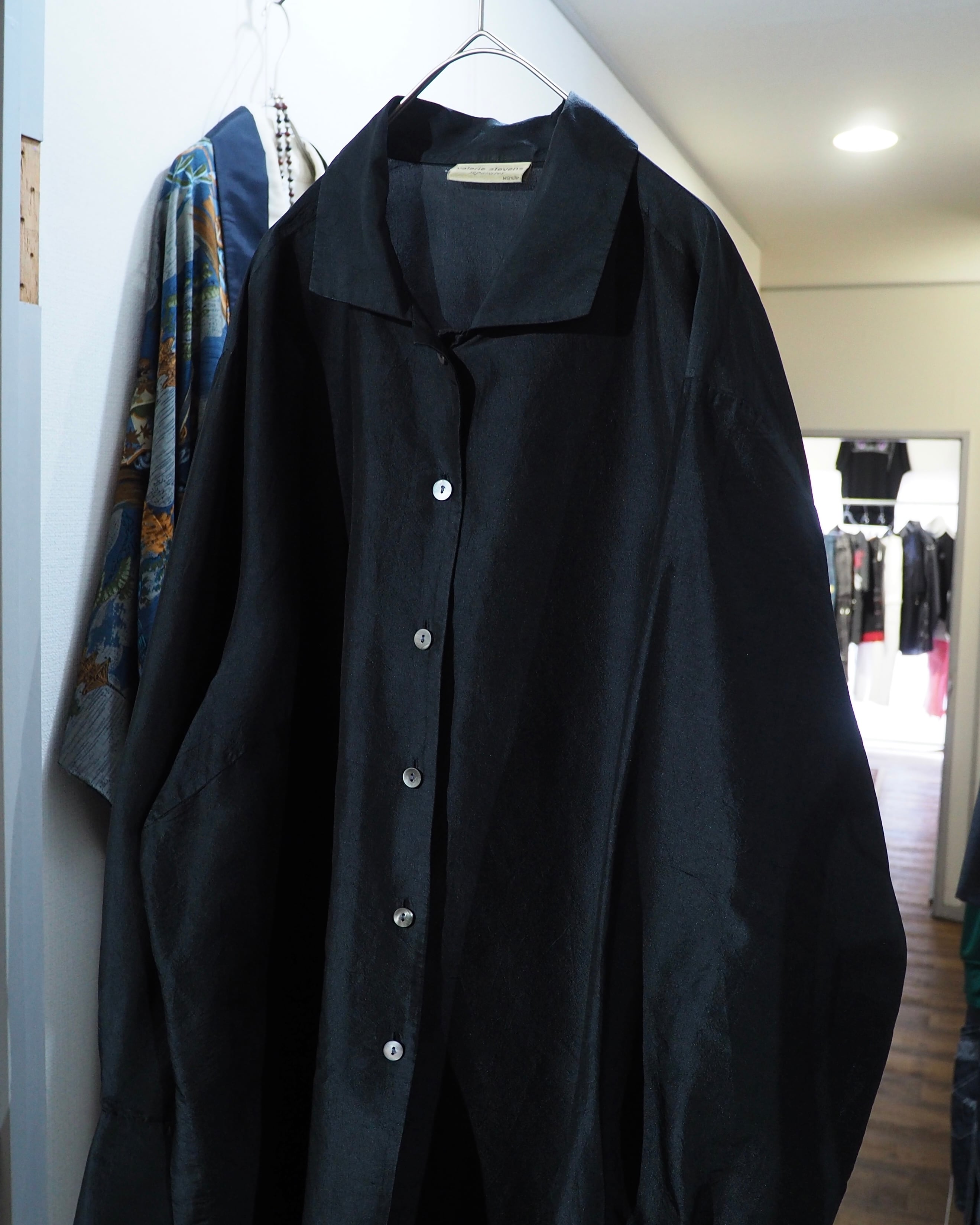 Black Glossy × Wrinkles processing vintage Over silhouette Silk shirt