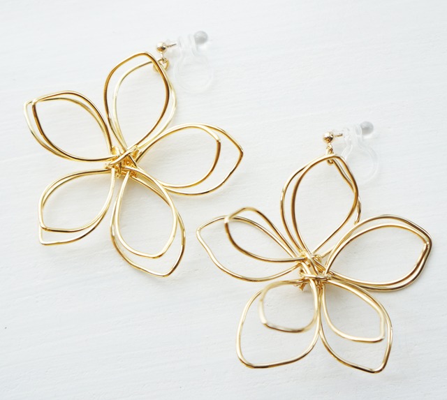 BIG flower earring　（樹脂イヤリング）