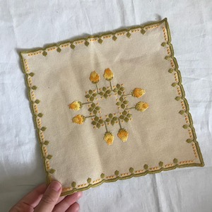 黄色い花の刺繍の布