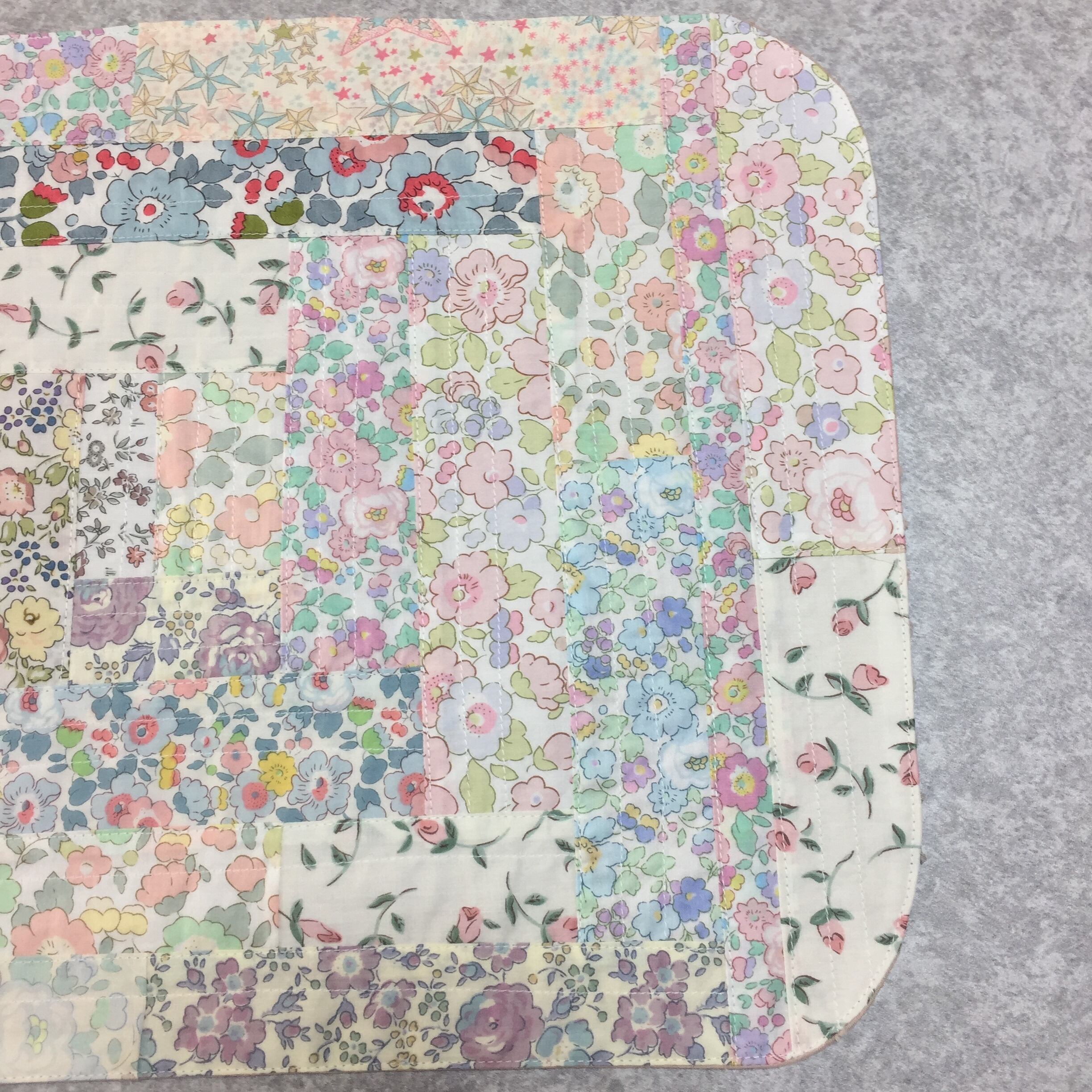 ハンドメイド パッチワーク タペストリーリバティ生地 フェリシテ