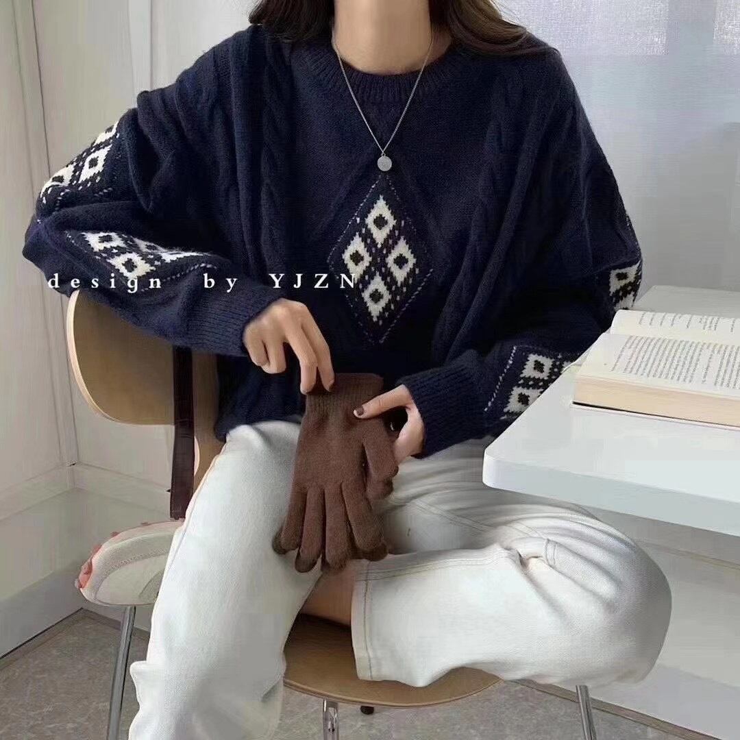 ケーブル編みニット