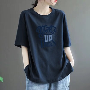 英字 プリント ラウンドネック 半袖 Tシャツ レディース トップス カットソー プルオーバー インナー 丈長 ミディアム ドロップショルダー 襟なし オーバーサイズ 綿 コットン かわいい 大人可愛い シンプル カジュアル おしゃれ こなれ感 ルーズ プリント ロゴ 春 夏 秋 冬 ママ 通勤 学生 学校 通学 デート お出かけ 旅行 公園 女子会 休日 重ね着 体型カバー 普段使い 着回し S M L XL 2XL 3XL ゆったり 白 ホワイト 黒 ブラック 茶色 ブラウン ダークグレー カーキ