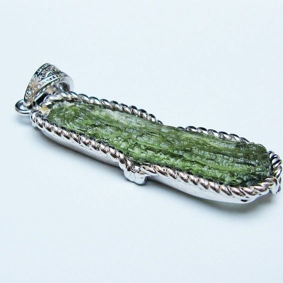 モルダバイト ペンダント モルダウ石 ペンダントトップ 原石 一点物 メール便可 [M便 1/20] 199-557