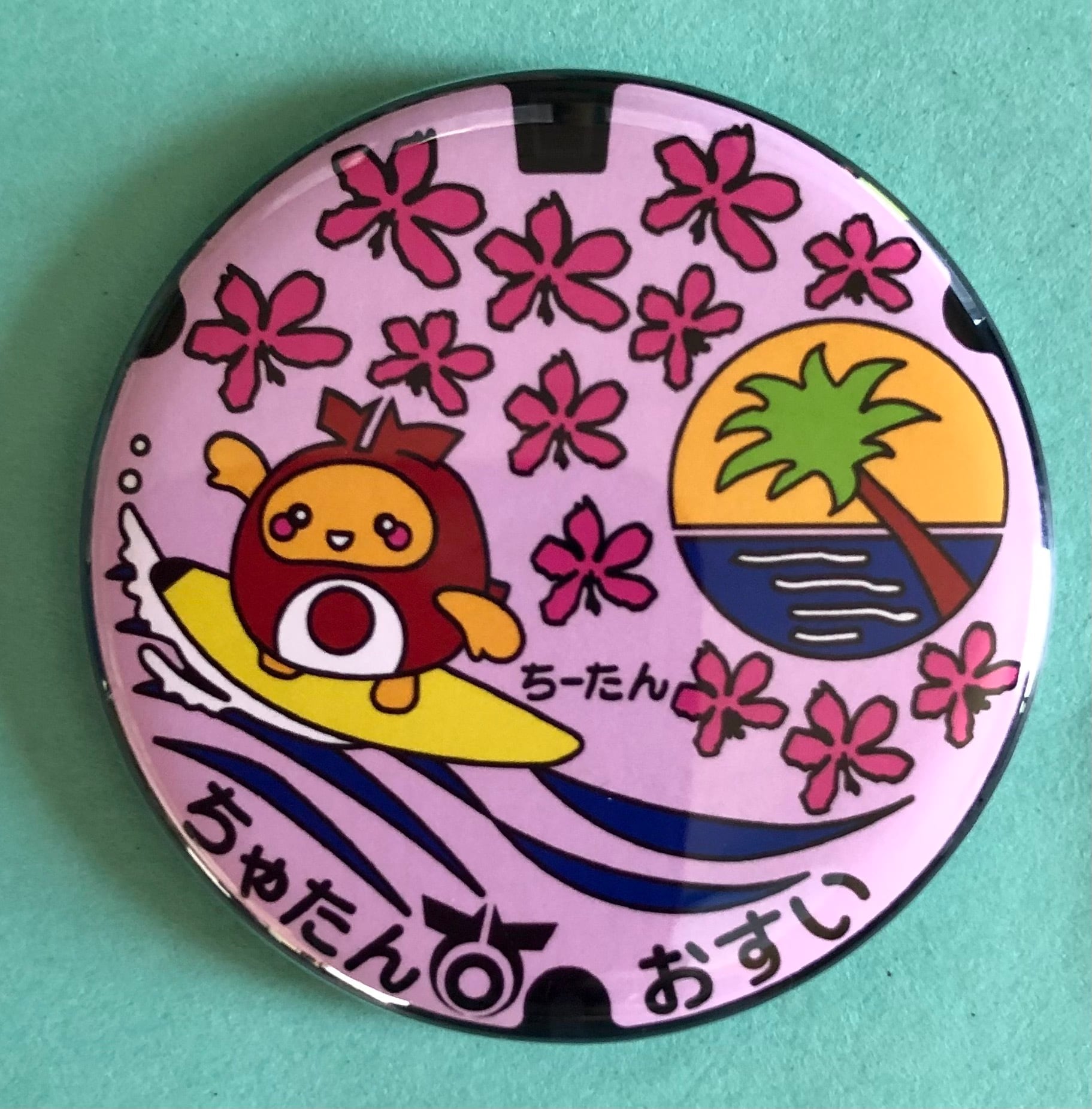 夏樹みくる　マグネット付きバッジ ワンピース オリジナルマグネット 孔雀 くら寿司 - メルカリ