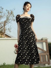 【0020】Small Floral Pattern Black Square Short Sleeve Dress