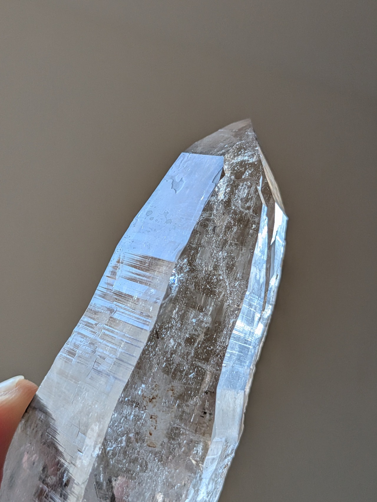 ヒマラヤ水晶（貫入水晶・赤鉄鉱共生） ⭓ ポイント原石 ⭔ ネパール・ガネーシュヒマール産