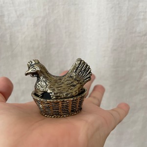小さな金属のニワトリケース