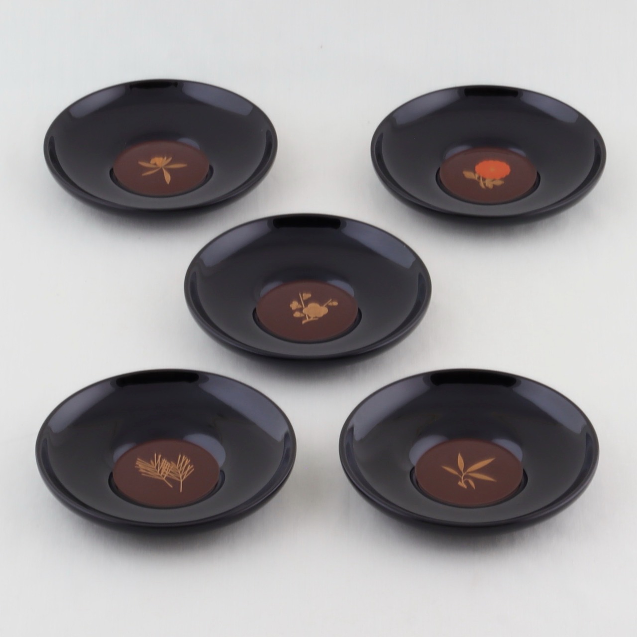 1610  輪島塗　茶托／4.2ダルマ形／黒塗／内底五清蒔絵／五枚組