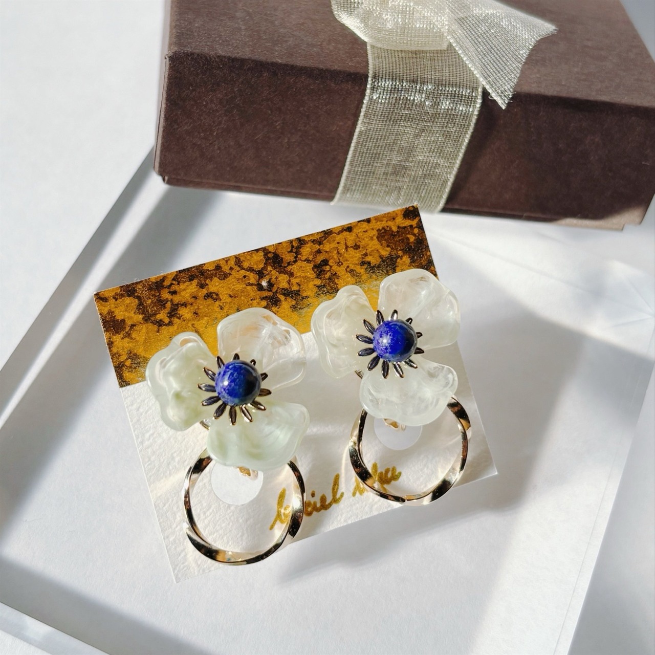 可愛さアップ!お花イヤリング ラピスラズリ ゴールド