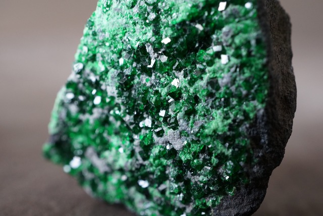 ウバロバイト・ガーネット Uvarovite Garnet 942