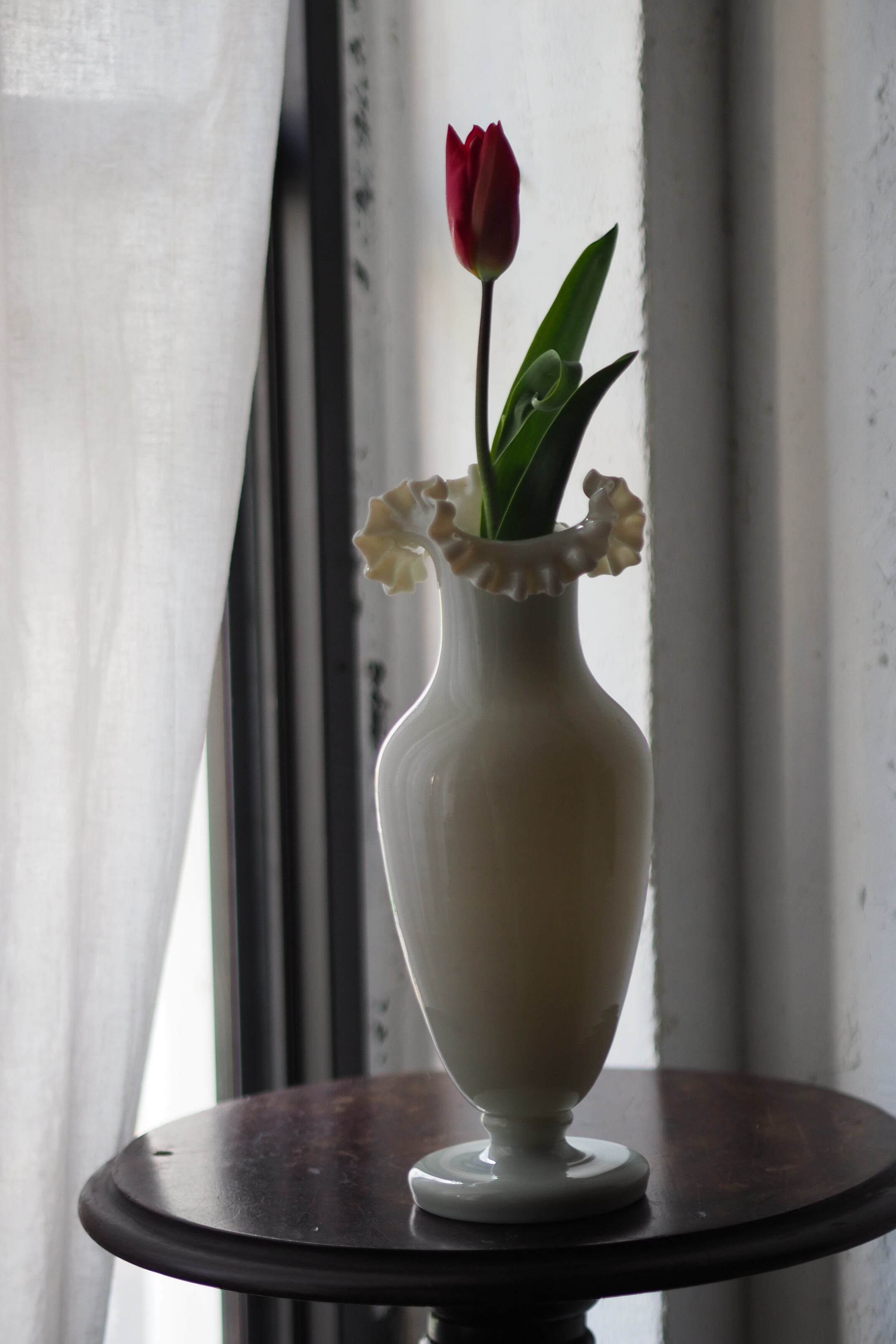 ウェーブ光影誘うミルクガラス花瓶 No.2-antique milk glass vase