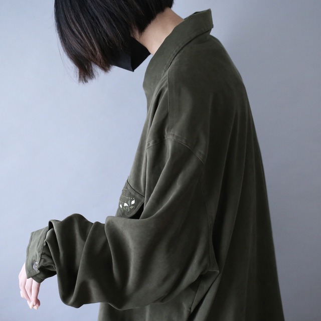 "刺繍×葉" double flap pocket design over silhouette fake suede shirt