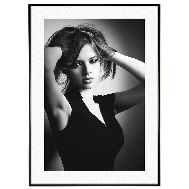 人物写真 カメラを見つめる女性 インテリアモノクロアートフォトポスター額装 AS4666