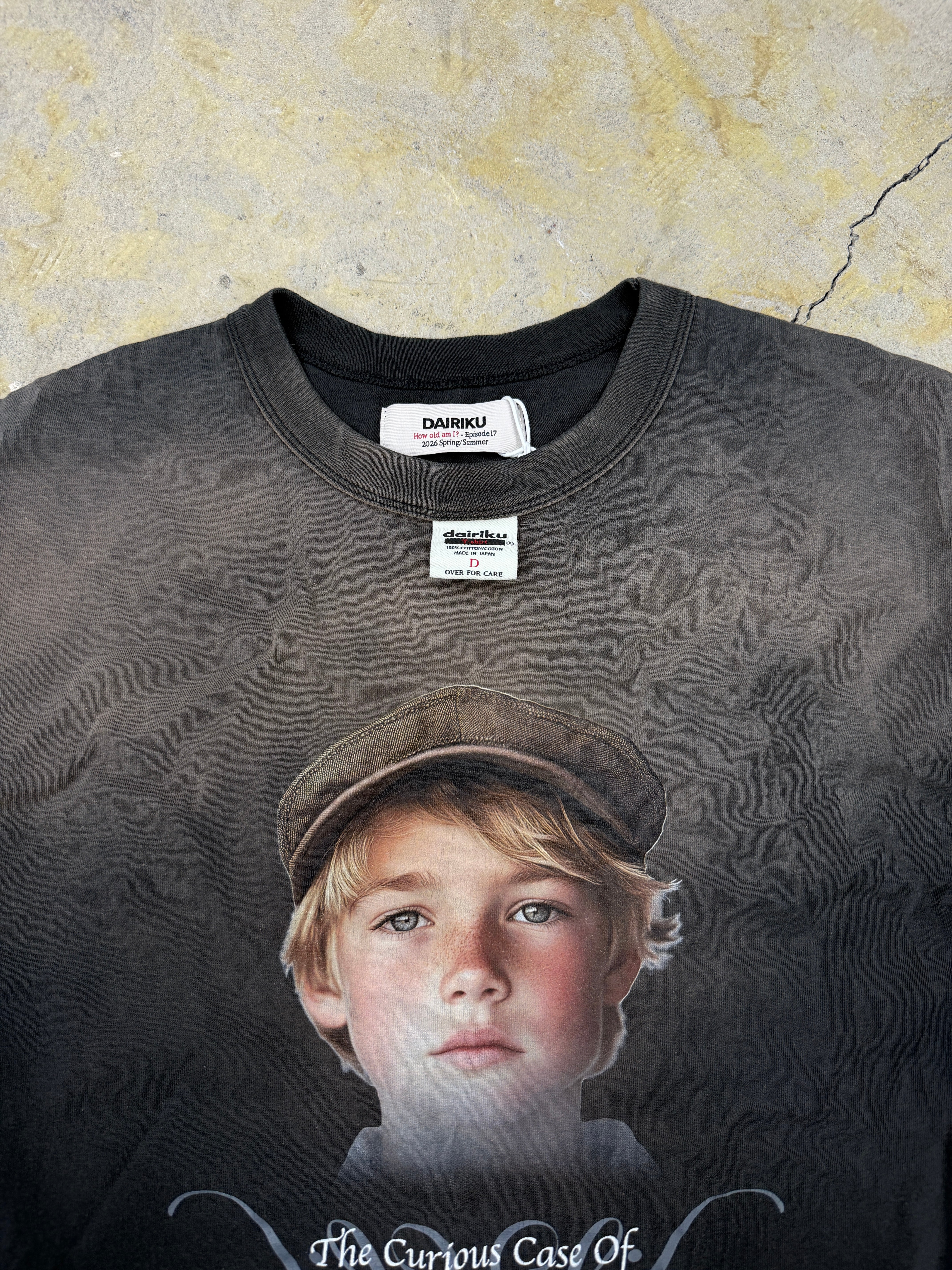 DAIRIKU | BUTTON EYE DOLL Sunburn H-S Tag Tee | Sunburn Black | HOWDAY