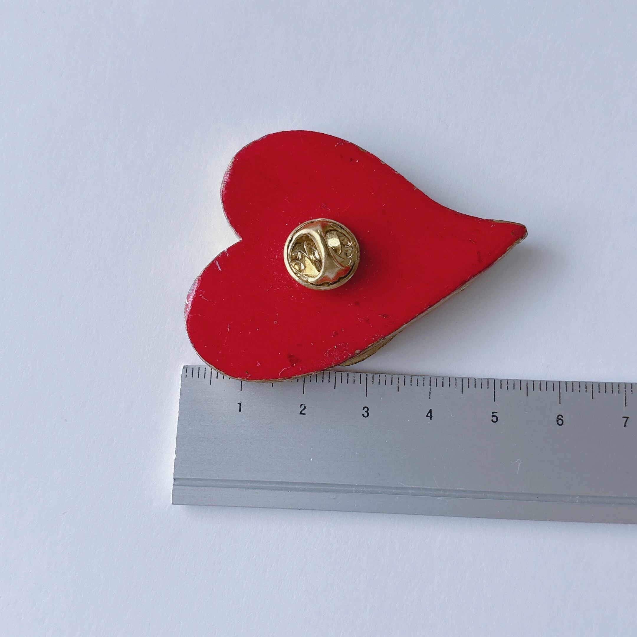 Vintage 80s gold tone red wood double heart brooch pin