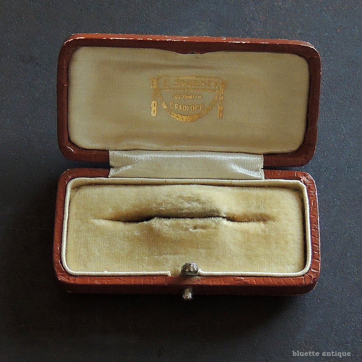 英国アンティークジュエリーケース ベージュベルベット 英国アンティークジュエリーケース E. SWEENEY ベージュベルベット