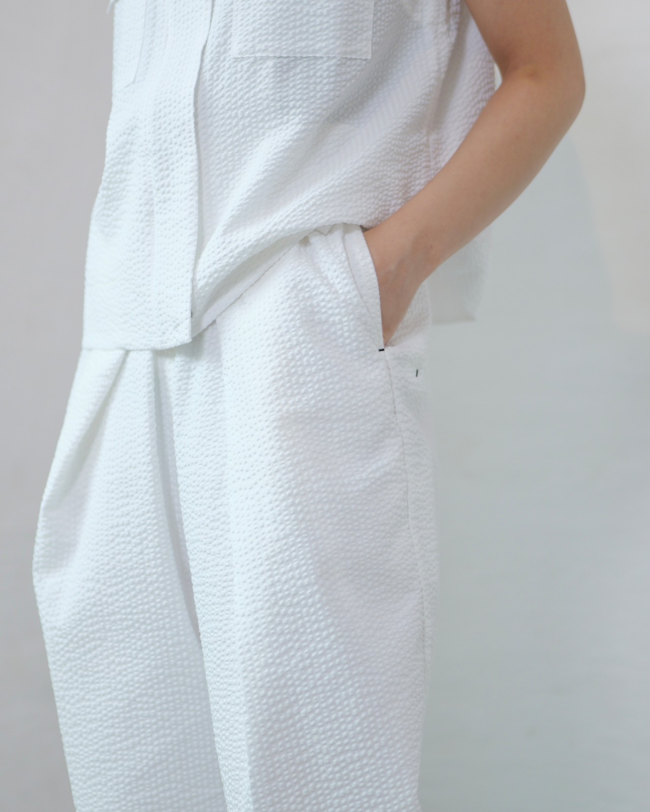 FOURAM - SHEER SEERSUCKER HAKAMA PANTS ：WHITE｜シアーサッカー／袴パンツ／USコットン混／フロントアジャスト／セットアップ対応