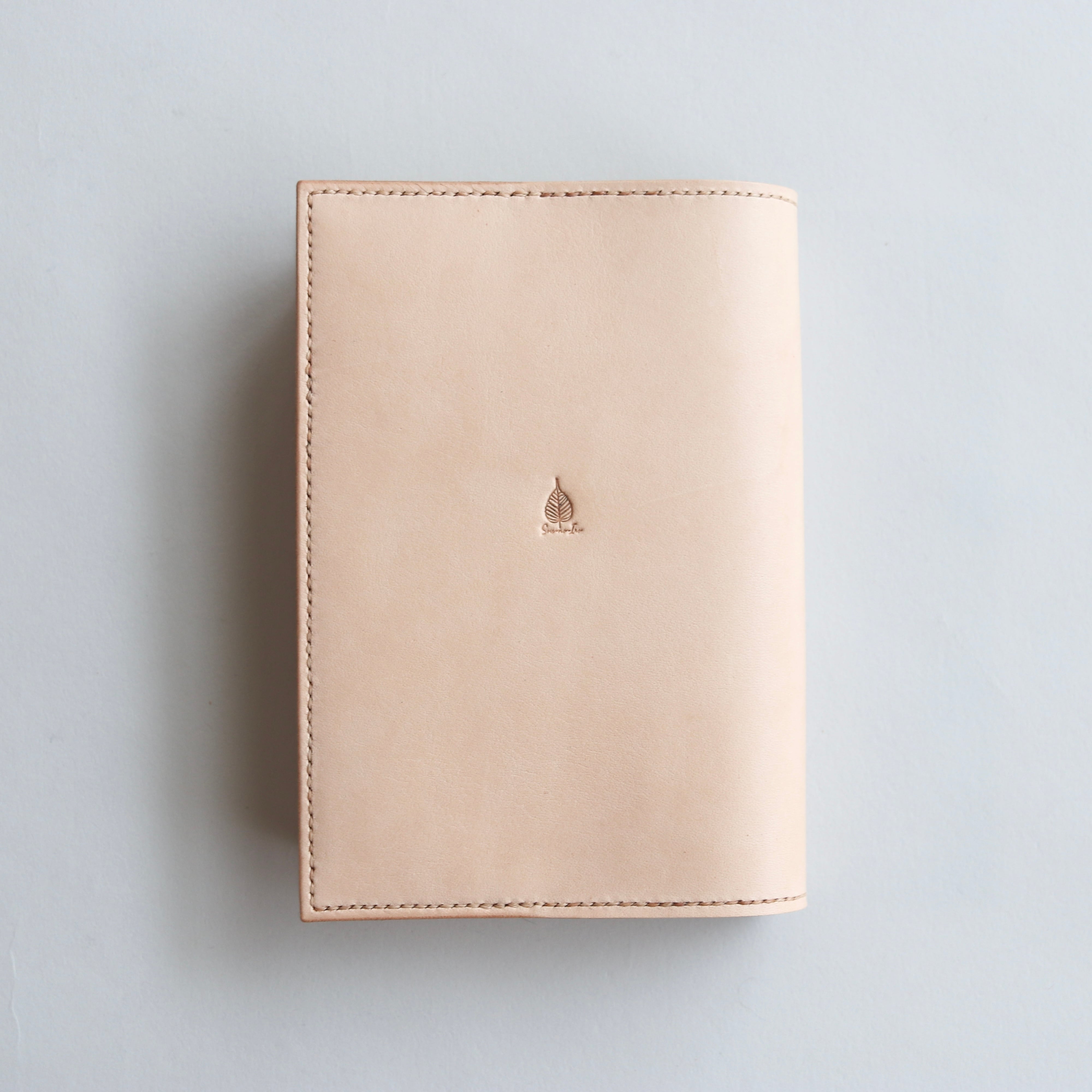 読書がしたくなる」ヌメ革の文庫本ブックカバー | 草木染レザー Sou-no-Iro