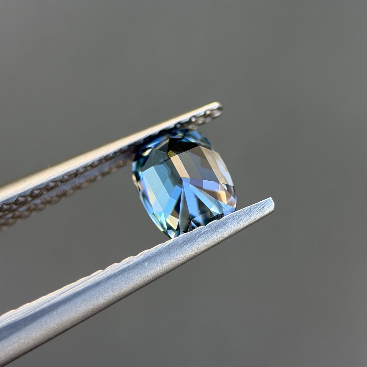 カラーチェンジジルコン 6.1x4.6mm, 0.95ct, ミャンマー産