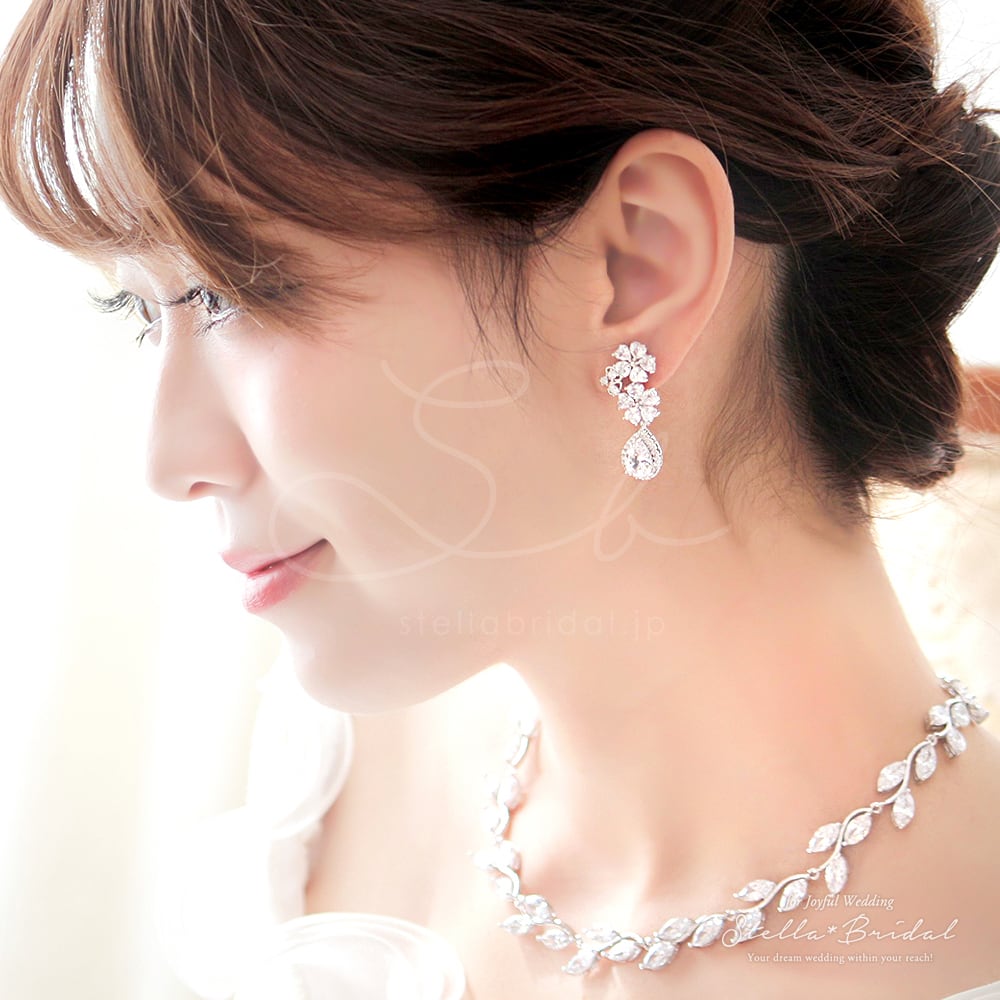 キュービックジルコニア ブライダルイヤリング ハートシェイプフラワー